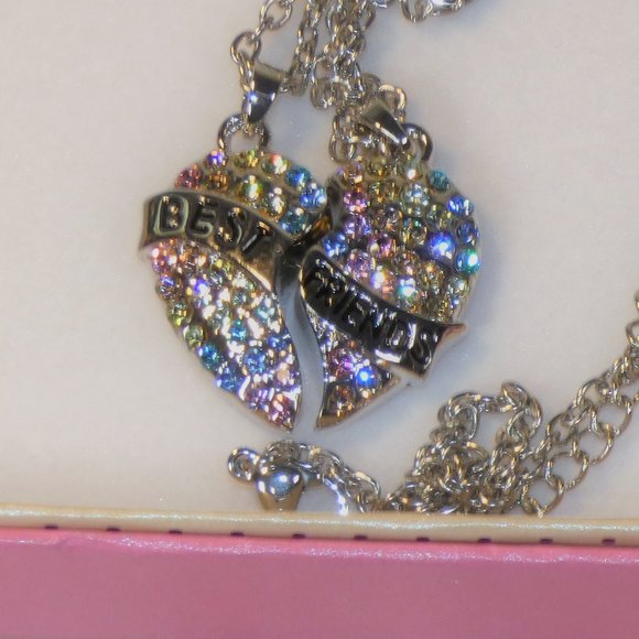 2 Best Friends necklaces - 2 half hearts that fit together - gift box for BFF - Picture 2 of 3